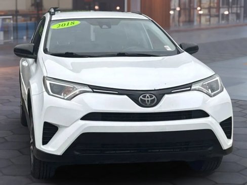 Used 2018 Toyota RAV4 LE image 1