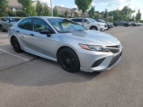 Used 2020 Toyota Camry SE image 2