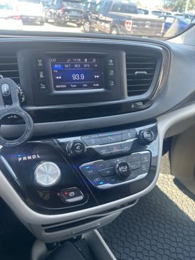 Used 2017 Chrysler Pacifica Touring-L image 4