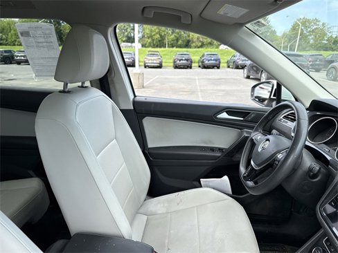 Used 2021 Volkswagen Tiguan SE w/ Panoramic Sunroof Package image 12