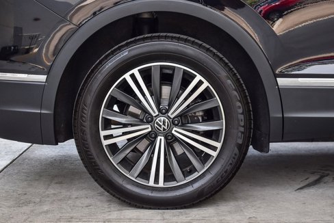Used 2024 Volkswagen Tiguan Wolfsburg Edition image 10