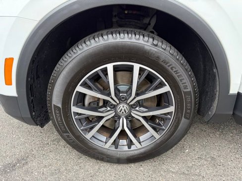 Used 2020 Volkswagen Tiguan SE image 40