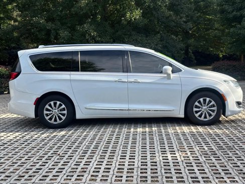 Used 2018 Chrysler Pacifica Touring-L image 4