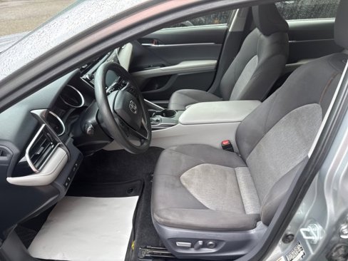 Used 2018 Toyota Camry LE image 9