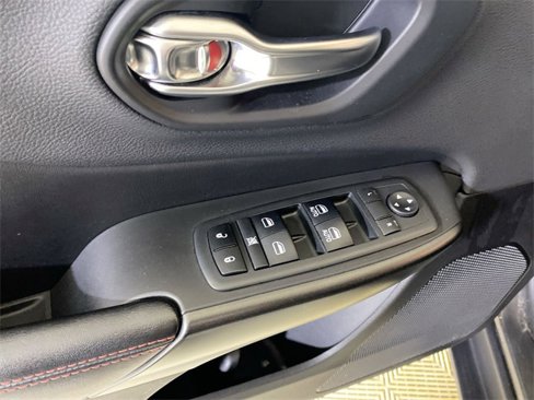 Used 2019 Jeep Cherokee Trailhawk w/ Cold Weather Group image 26