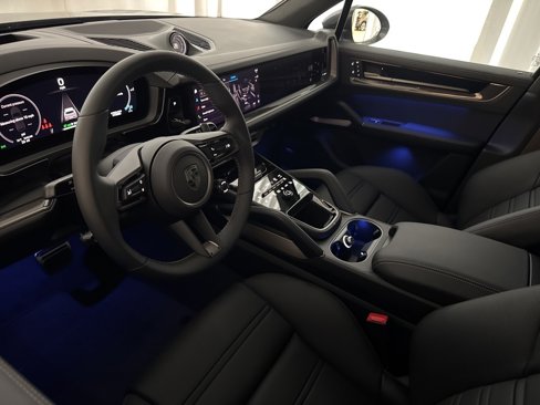 New 2025 Porsche Cayenne Turbo image 5