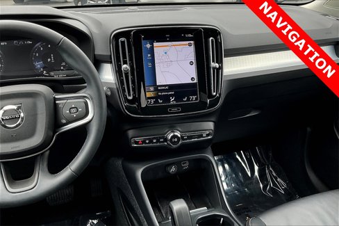 Used 2022 Volvo XC40 T5 Momentum image 9