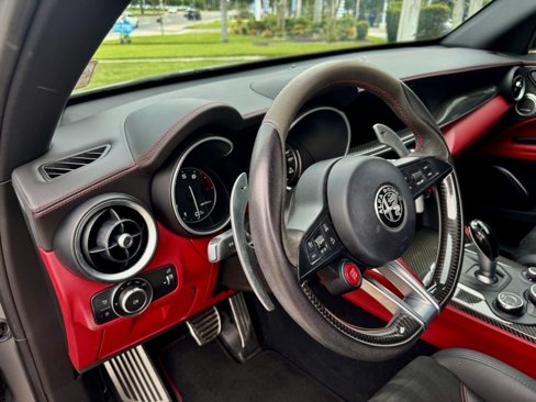 Used 2019 Alfa Romeo Stelvio Quadrifoglio image 12