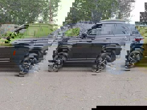 New 2025 Jeep Grand Cherokee Laredo image 4