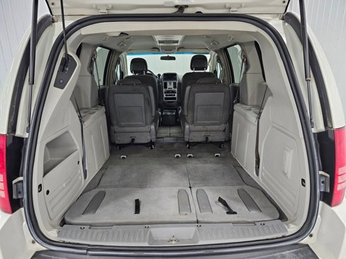 Used 2010 Chrysler Town & Country Touring image 7