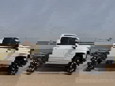 Used 2020 Chevrolet Silverado 2500 Custom w/ Custom Value Package image 2