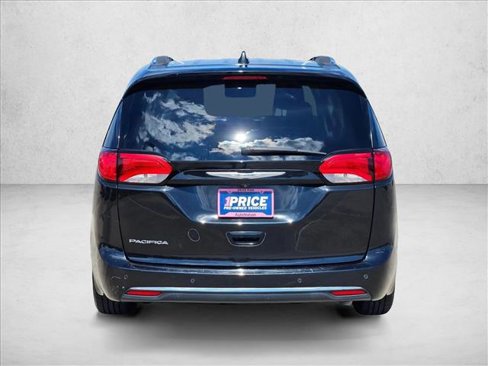 Certified 2018 Chrysler Pacifica Touring-L w/ Premium Audio Group image 6