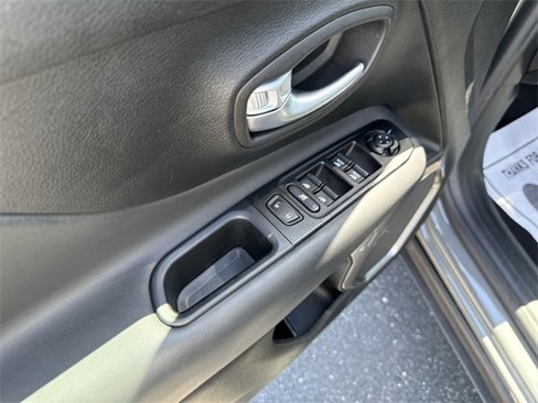 Used 2021 Jeep Renegade Limited image 23