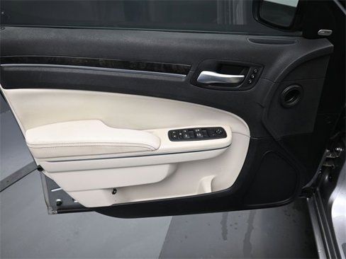 Used 2016 Chrysler 300 C image 11