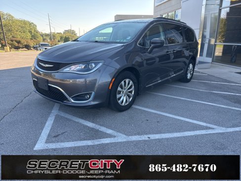Used 2017 Chrysler Pacifica Touring-L image 4