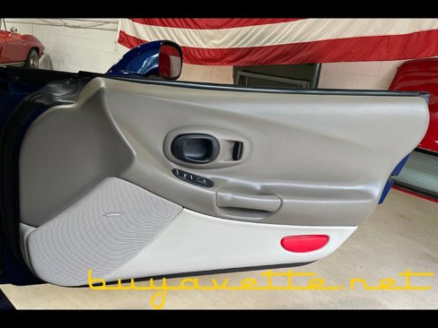 Used 2004 Chevrolet Corvette Coupe w/ Preferred Equipment Group image 21