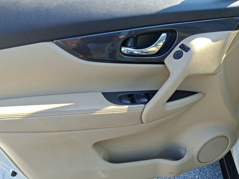 Used 2017 Nissan Rogue SV w/ Sun & Sound Touring Package image 13