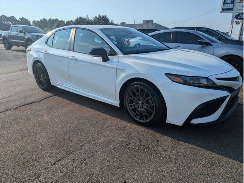 Used 2023 Toyota Camry SE image 4