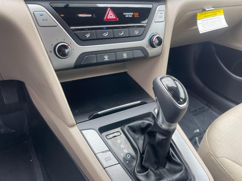 Used 2018 Hyundai Elantra SE image 24