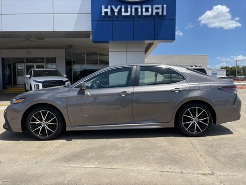 Used 2024 Toyota Camry SE image 8