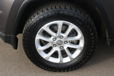 Used 2014 Jeep Grand Cherokee Laredo w/ 18" Wheel & 8.4" Radio Group image 16