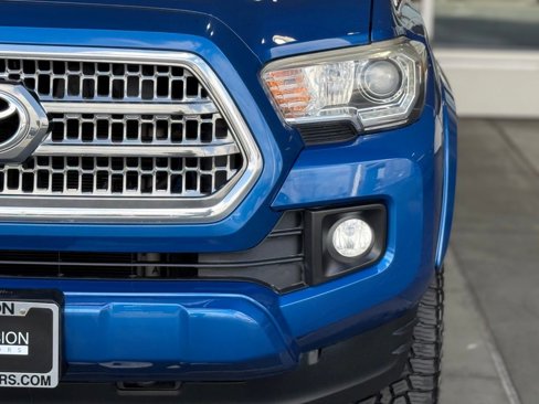 Used 2017 Toyota Tacoma TRD Sport image 5