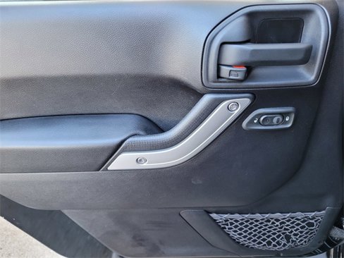 Used 2015 Jeep Wrangler Unlimited Sahara w/ Connectivity Group image 22
