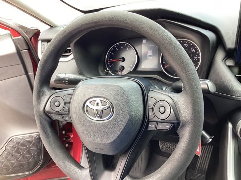 Used 2020 Toyota RAV4 LE image 19