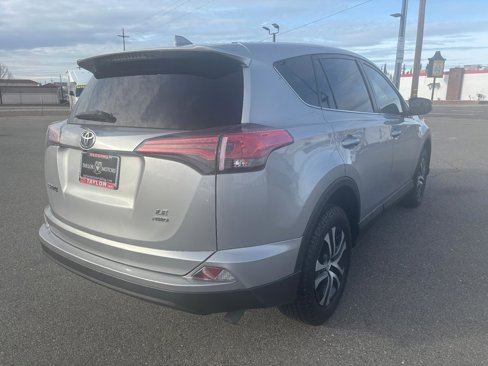 Used 2018 Toyota RAV4 LE image 5