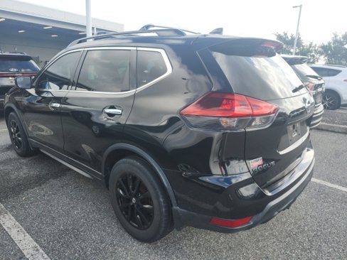 Used 2018 Nissan Rogue SV image 3