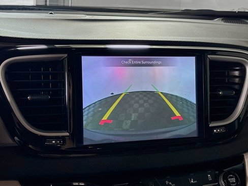 Used 2022 Chrysler Pacifica Touring-L image 16
