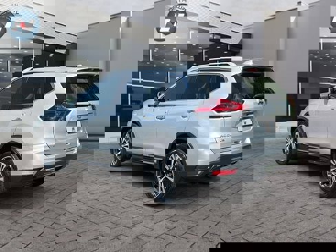 Used 2018 Nissan Rogue SL w/ Premium Package image 3