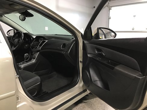 Used 2014 Chevrolet Cruze LT image 12