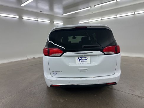 Used 2020 Chrysler Pacifica Touring-L image 10