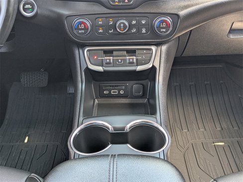 Used 2024 GMC Terrain SLT image 19