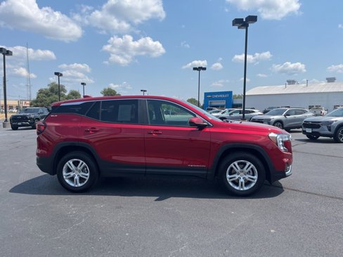 Used 2024 GMC Terrain SLE image 3