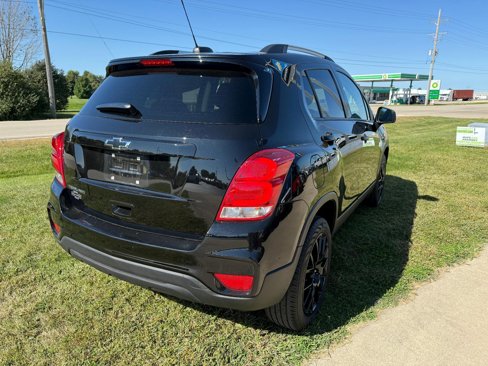 Used 2022 Chevrolet Trax LT w/ Midnight Edition image 11