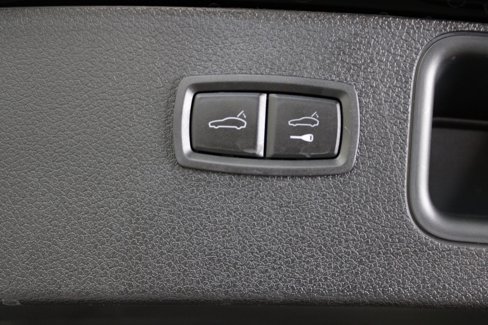 Certified 2025 Porsche Macan image 18