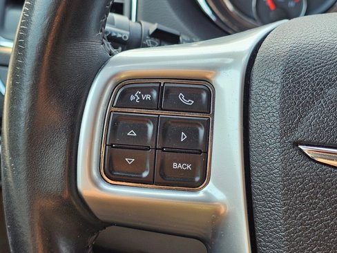 Used 2013 Chrysler Town & Country Touring image 6