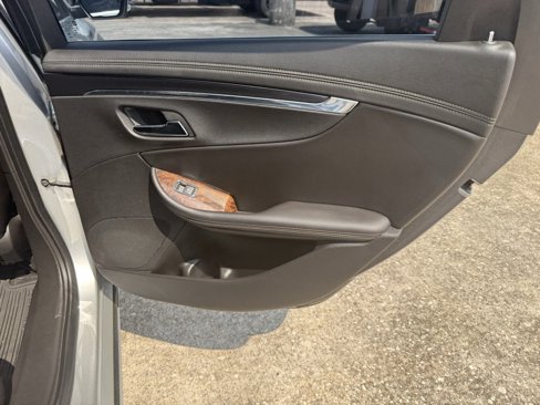 Used 2015 Chevrolet Impala LT w/ Convenience Package image 17