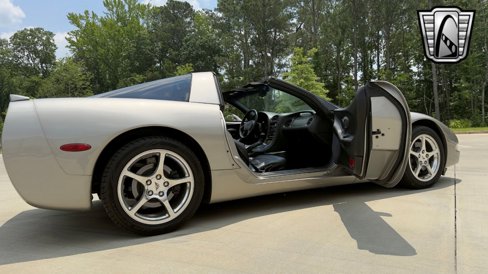Used 2002 Chevrolet Corvette Coupe w/ Preferred Equipment Group2 image 17