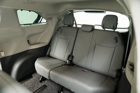 Used 2024 Toyota Sienna Limited image 32