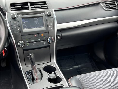Used 2016 Toyota Camry SE image 18