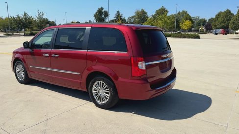 Used 2016 Chrysler Town & Country Touring-L image 6