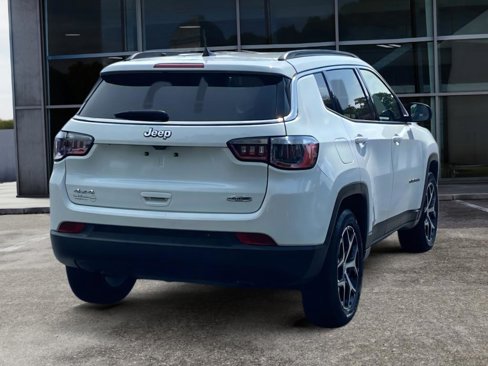 Used 2024 Jeep Compass Latitude image 7