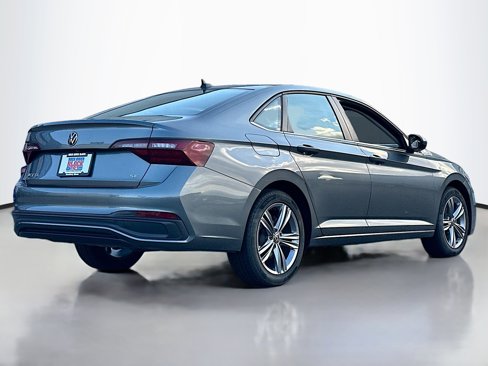Used 2024 Volkswagen Jetta SE image 2