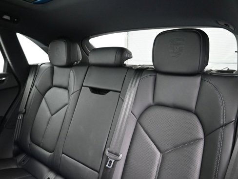 Certified 2025 Porsche Macan image 6