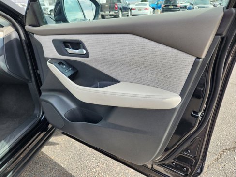 Used 2023 Nissan Rogue SV image 16