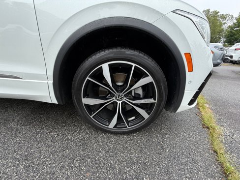 Certified 2022 Volkswagen Tiguan SEL R-Line image 28