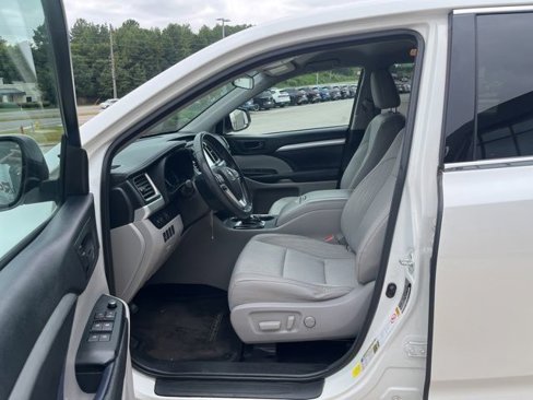 Used 2017 Toyota Highlander LE image 25